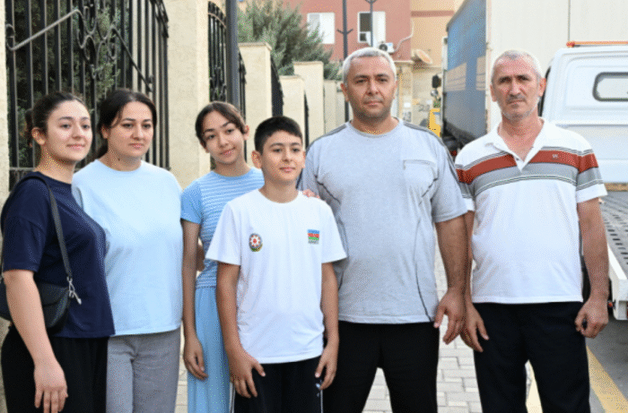 Ağdamın Xıdırlı kəndinə köç edən ailələri daşıyan avtomobillərin görüntüsü – köç karvanı