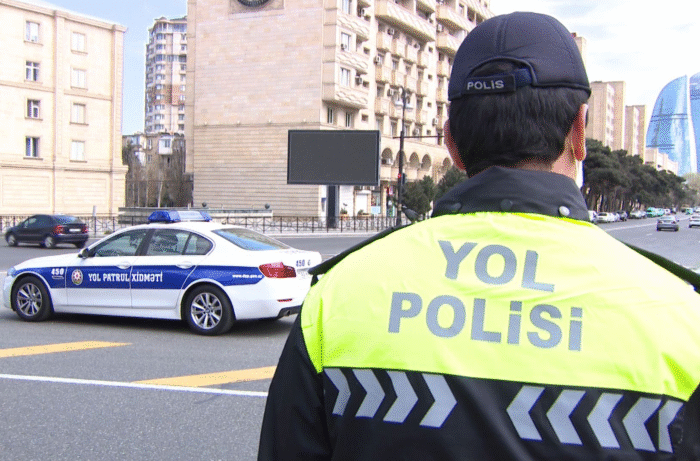 Sürücü avtomobildə sükan arxasında düzgün ayaqqabı geyinir