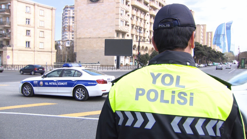 Sürücü avtomobildə sükan arxasında düzgün ayaqqabı geyinir