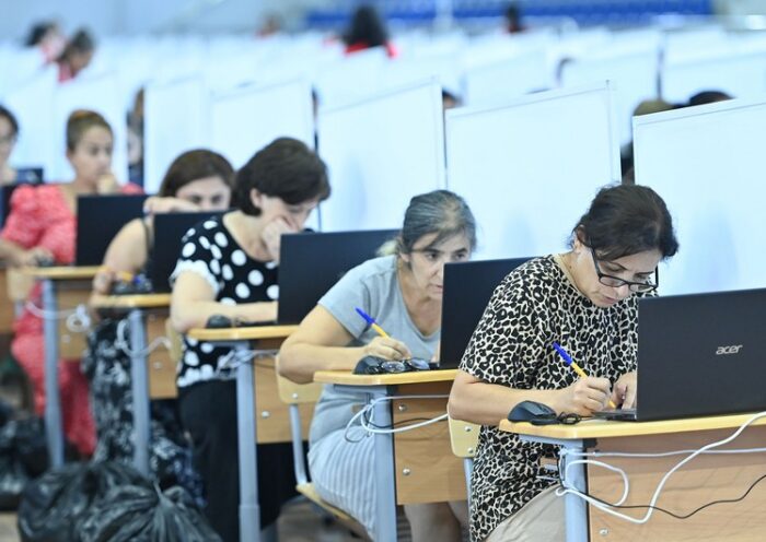 Sertifikatlaşdırma prosesində iştirak edən müəllimlərin imtahan görüntüsü.