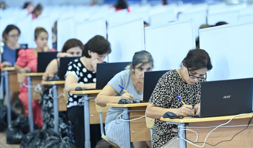 Sertifikatlaşdırma prosesində iştirak edən müəllimlərin imtahan görüntüsü.