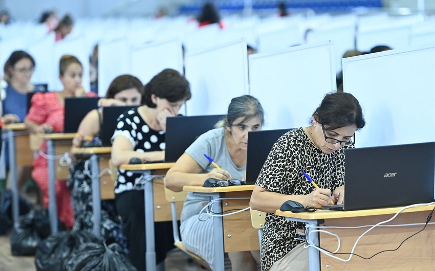 Sertifikatlaşdırma prosesində iştirak edən müəllimlərin imtahan görüntüsü.