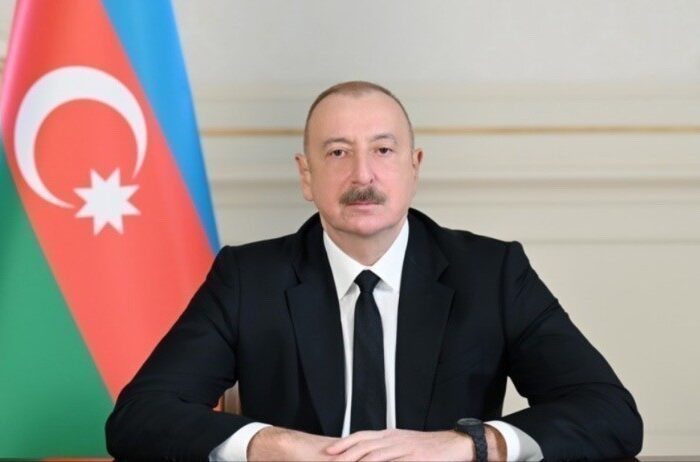 Prezident İlham Əliyev 2025-ci ildə Bakıda keçiriləcək Formula 1 yarışı ilə əlaqədar əcnəbilər və vətəndaşlığı olmayan şəxslər üçün viza prosedurlarının sadələşdirilməsi haqqında Sərəncam imzalayıb. Sənədə əsasən, akkreditasiya kartı və ya bilet təqdim edən şəxslər 2025-ci il 25 avqustdan 30 sentyabra kimi beynəlxalq hava limanlarında viza ala biləcəklər. Məqsəd ölkəyə gələn turistlər və yarış iştirakçıları üçün prosesi asanlaşdırmaqdır.