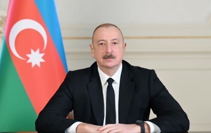 Prezident İlham Əliyev 2025-ci ildə Bakıda keçiriləcək Formula 1 yarışı ilə əlaqədar əcnəbilər və vətəndaşlığı olmayan şəxslər üçün viza prosedurlarının sadələşdirilməsi haqqında Sərəncam imzalayıb. Sənədə əsasən, akkreditasiya kartı və ya bilet təqdim edən şəxslər 2025-ci il 25 avqustdan 30 sentyabra kimi beynəlxalq hava limanlarında viza ala biləcəklər. Məqsəd ölkəyə gələn turistlər və yarış iştirakçıları üçün prosesi asanlaşdırmaqdır.