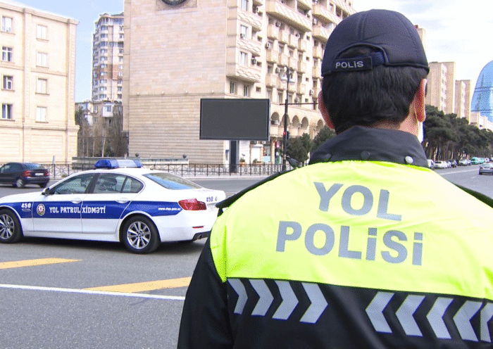 Yol patrul xidməti əməkdaşları şəhər yollarında nəzarət tədbirləri həyata keçirir.