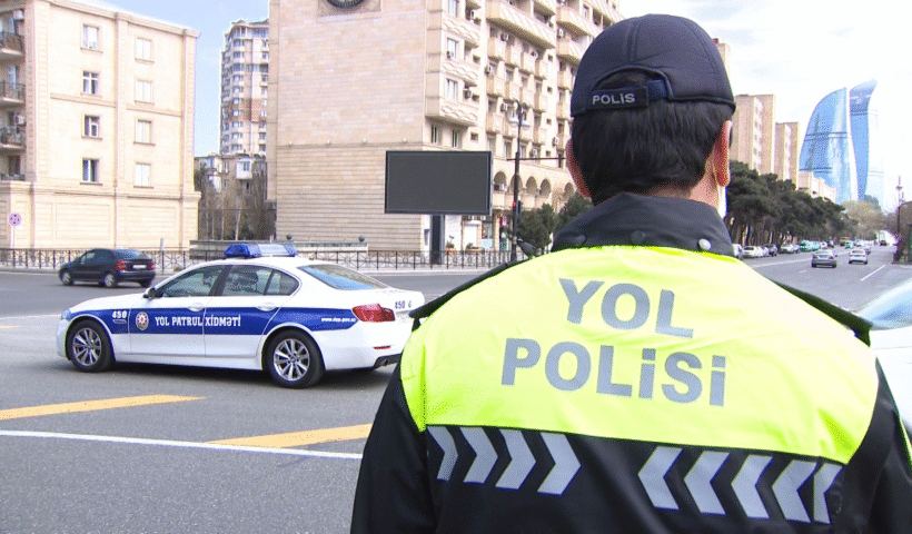 Yol patrul xidməti əməkdaşları şəhər yollarında nəzarət tədbirləri həyata keçirir.