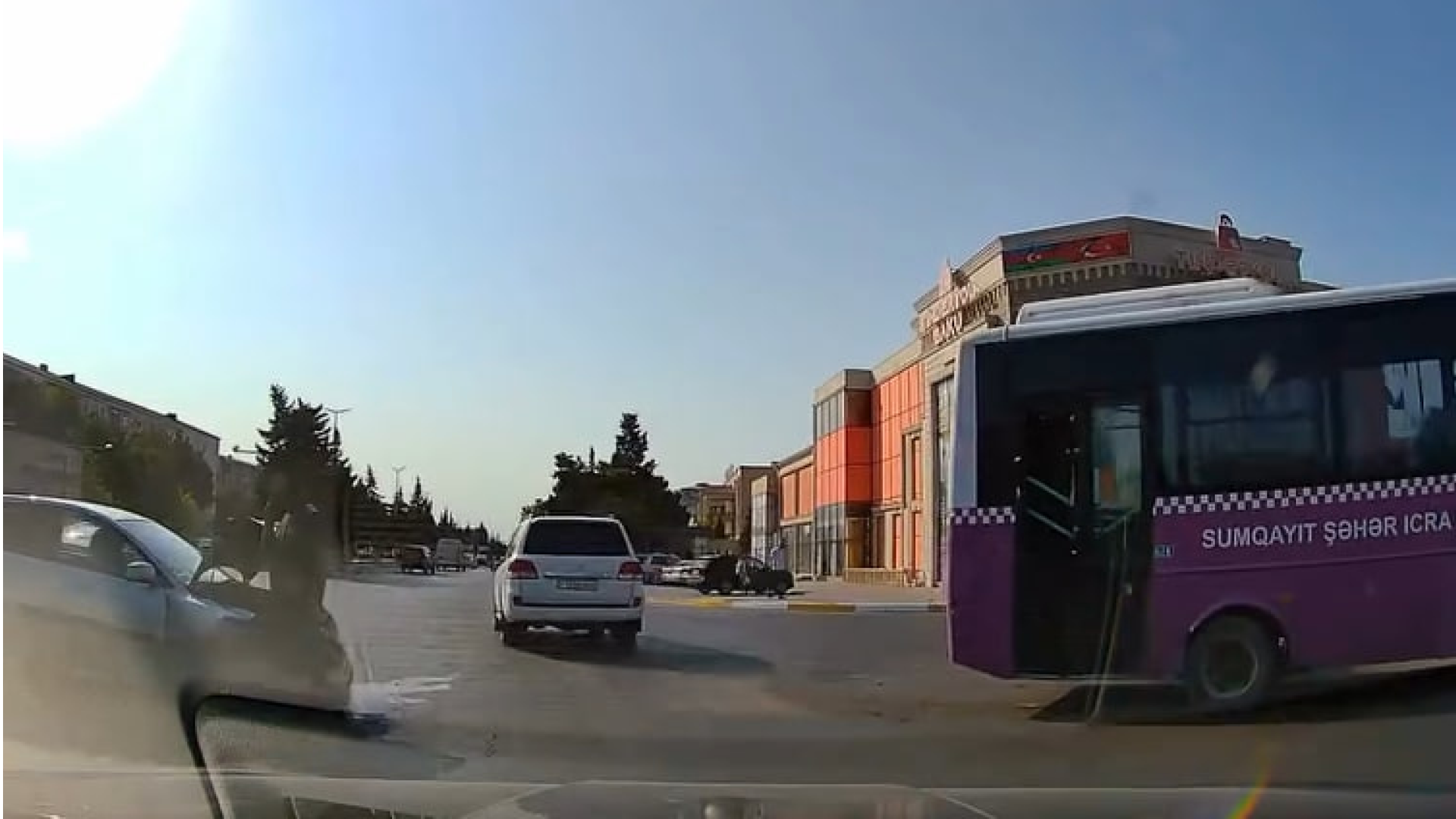 Sumqayıtda Koroğlu prospektində baş vermiş avtobus və Kia avtomobilinin toqquşduğu qəza görüntüsü