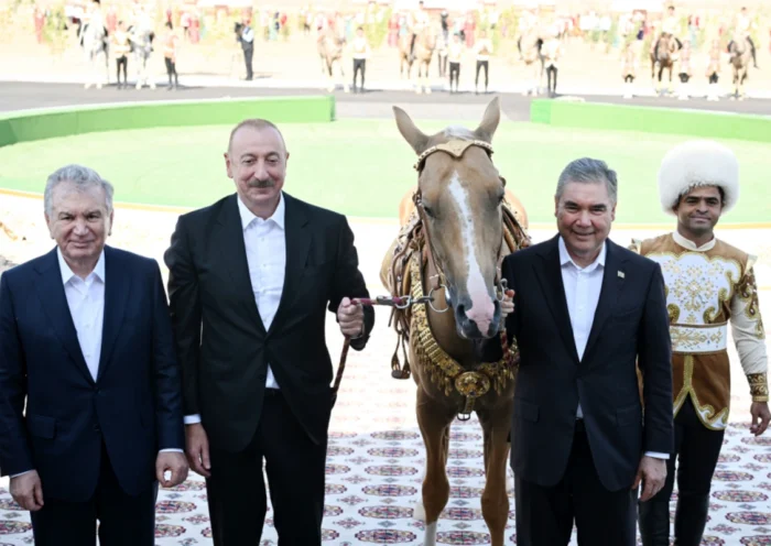 Prezident İlham Əliyev Türkmənbaşı şəhərində "Axaltəkə" atlarının çıxışına baxdı. Türkmənistan dövlət başçısı adından ona "Taus" adlı at hədiyyə edildi.