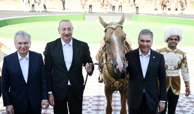 Prezident İlham Əliyev Türkmənbaşı şəhərində "Axaltəkə" atlarının çıxışına baxdı. Türkmənistan dövlət başçısı adından ona "Taus" adlı at hədiyyə edildi.
