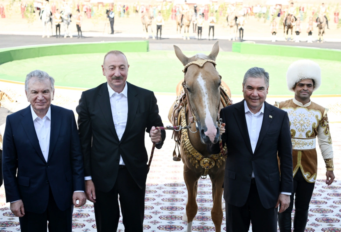 Prezident İlham Əliyev Türkmənbaşı şəhərində "Axaltəkə" atlarının çıxışına baxdı. Türkmənistan dövlət başçısı adından ona "Taus" adlı at hədiyyə edildi.