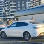 "Bakı-Sumqayıt yolunda 'BYD' və 'VAZ 2107' markalı avtomobillərin toqquşması ilə nəticələnən ağır yol qəzası baş verib. Hadisə nəticəsində avtomobillərə ciddi ziyan dəyib."