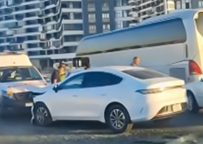 "Bakı-Sumqayıt yolunda 'BYD' və 'VAZ 2107' markalı avtomobillərin toqquşması ilə nəticələnən ağır yol qəzası baş verib. Hadisə nəticəsində avtomobillərə ciddi ziyan dəyib."