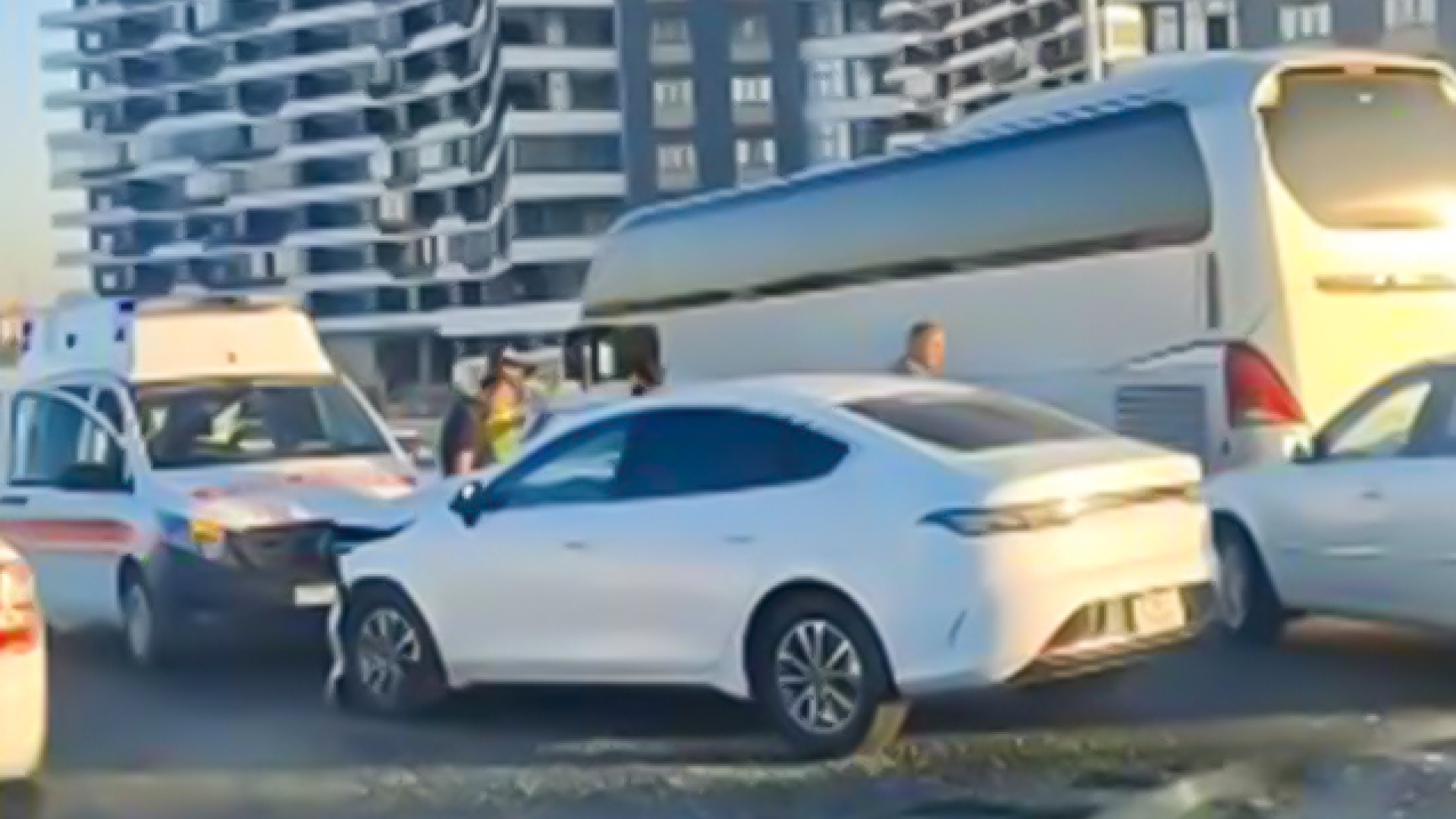 "Bakı-Sumqayıt yolunda 'BYD' və 'VAZ 2107' markalı avtomobillərin toqquşması ilə nəticələnən ağır yol qəzası baş verib. Hadisə nəticəsində avtomobillərə ciddi ziyan dəyib."